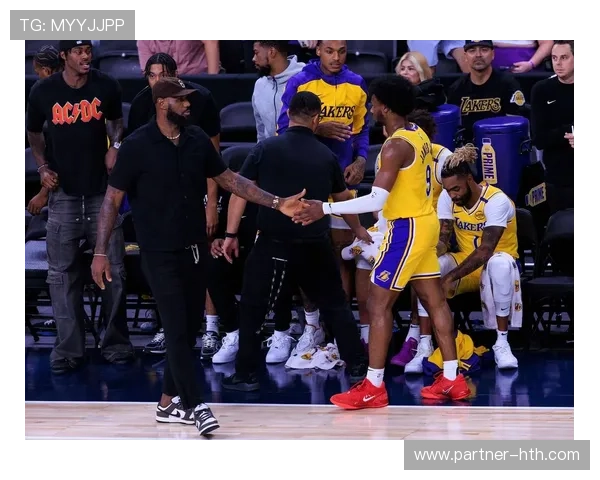 湖人队季前赛表现强劲 詹姆斯与浓眉引领新赛季夺冠希望